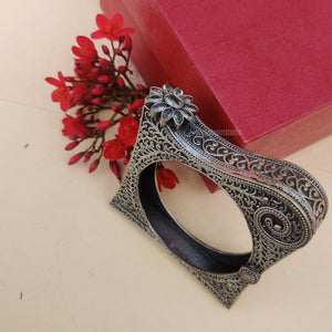 oxidized silver-look bracelet with a floral pattern oxidized silver-look bracelet with a floral pattern