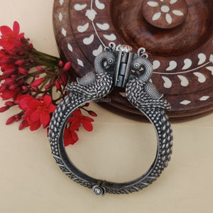 “Vani” Silver Look Alike Oxidised Kada “Vani” Silver Look Alike Oxidised Kada
