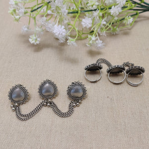 "Trifingure" Silver Look Alike Ring "Trifingure" Silver Look Alike Ring