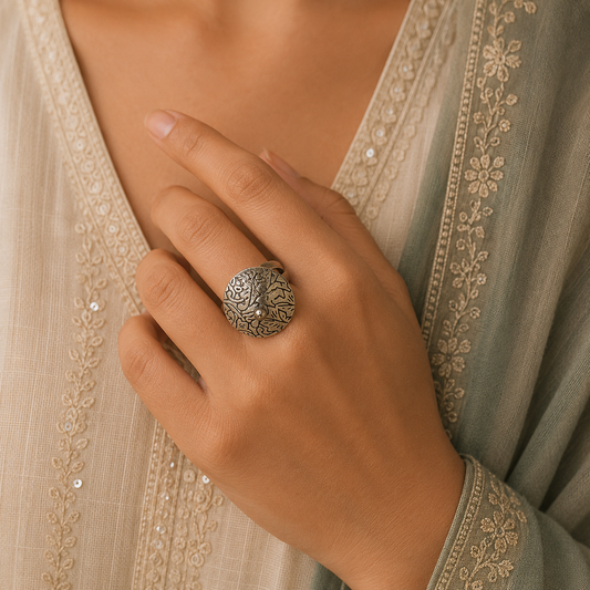 "Top"Silver Look Alike Oxidized Ring