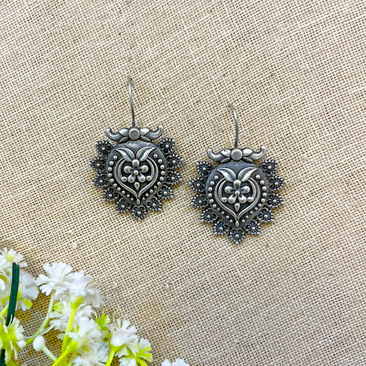"Akari"Silver Look Alike Oxidized Dangler