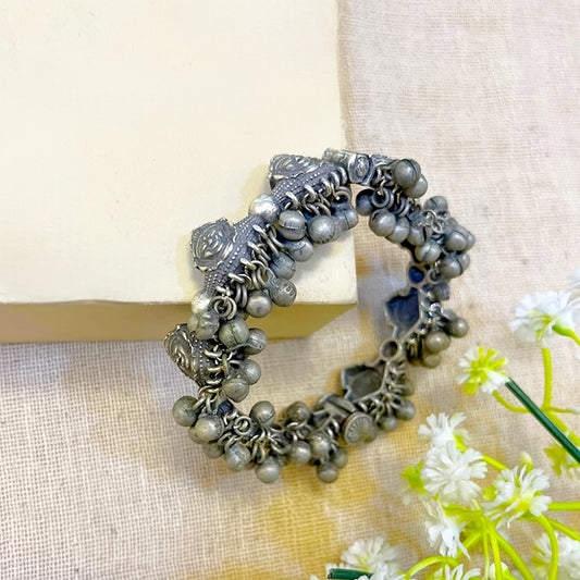 "Tricone ghughroo" Silver Look Alike Oxidised Kada