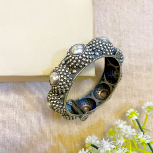 “Nyaassa” Silver Look alike Oxidised Kada