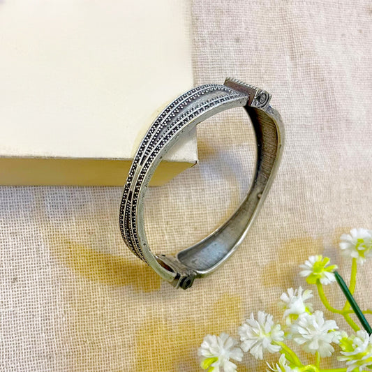 “Iaan” Silver Look Alike Oxidised Kada