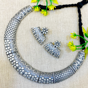 "Beed" Silver Look Alike Hasli Choker "Beed" Silver Look Alike Hasli Choker