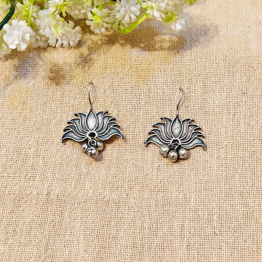"Regal"Silver Look Alike Oxidized Dangler