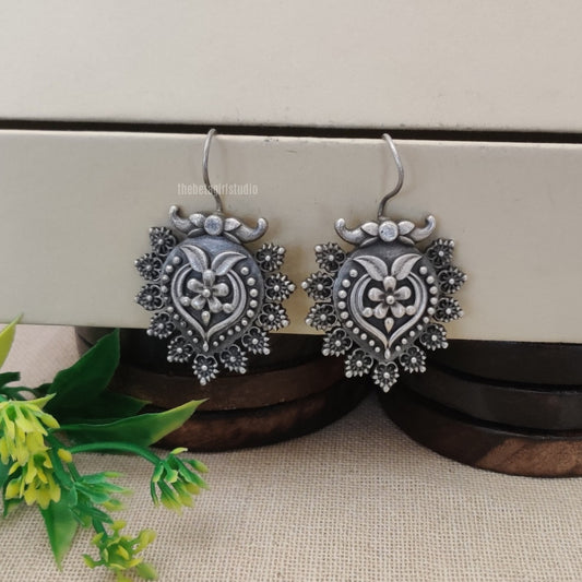 "Akari"Silver Look Alike Oxidized Dangler