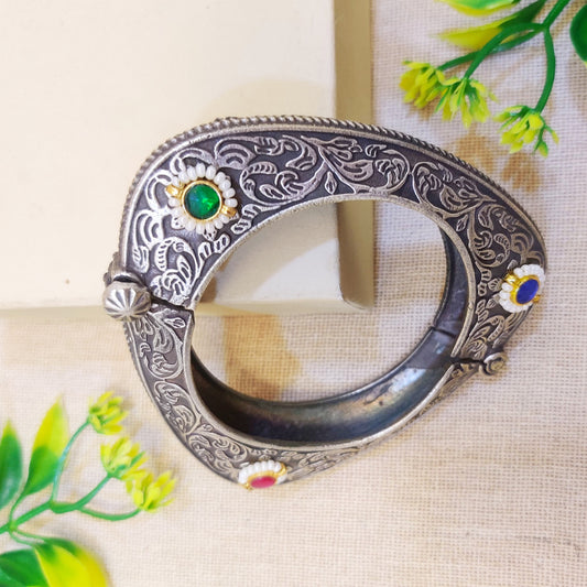 "Tricyle" Silver Look Alike Kundan Kada