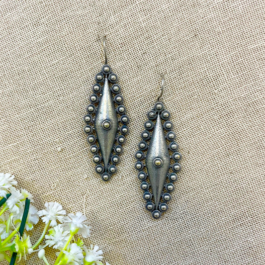 "Triola"  Silver Look Alike Oxidised Dangler