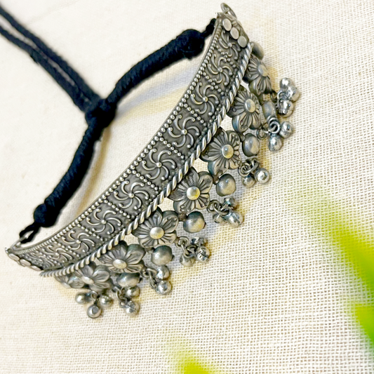 "cierce" Silver Look Alike Navratri Hasli Choker