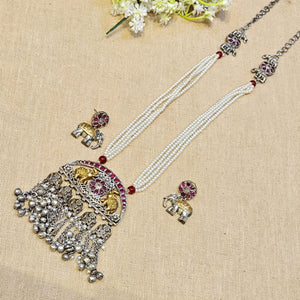 Decorative necklace with pendants