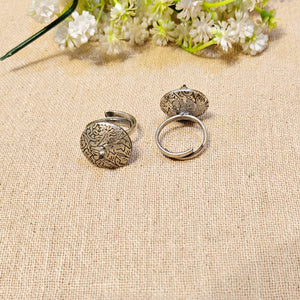 "Top"Silver Look Alike Oxidized Ring
