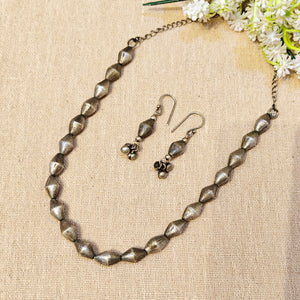 "Solobeeds"Silver Look Alike Oxidized Choker